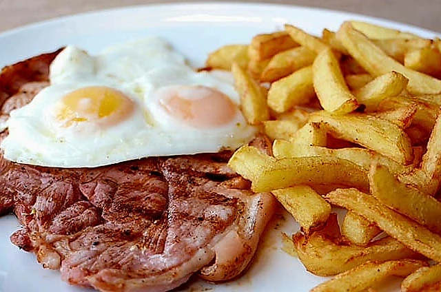 Tasquita Bar el Triunfo plato combnado con huevos y patatas