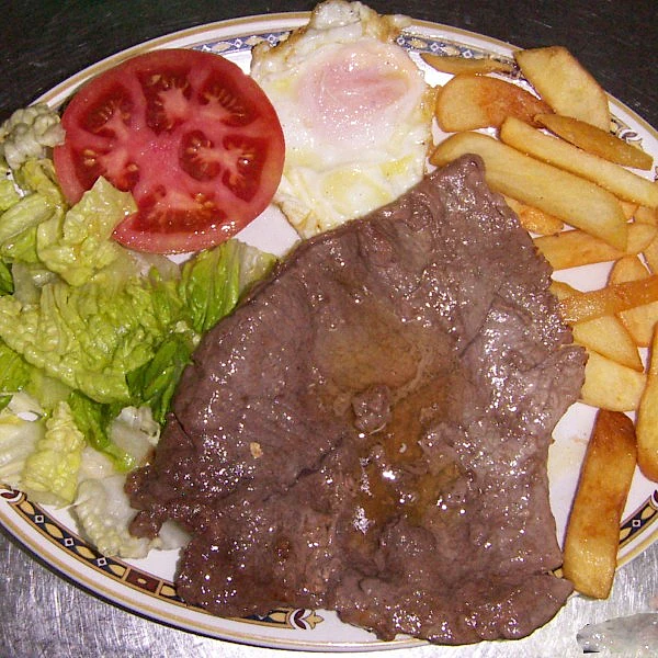 Tasquita Bar el Triunfo plato combinado filete huevo patatas y ensalada