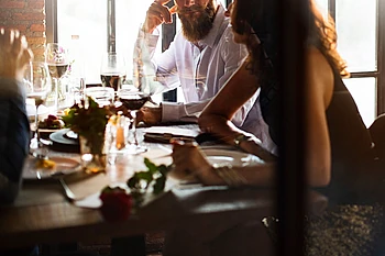 mesa de erstaurante con gente